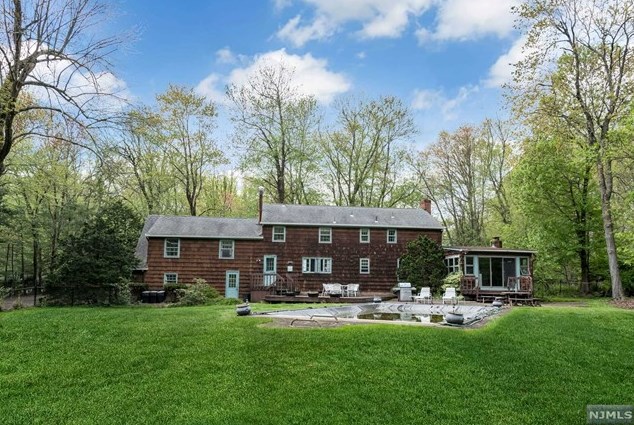 24 Old Farms Rd, Upper Saddle River, NJ 07458-3106