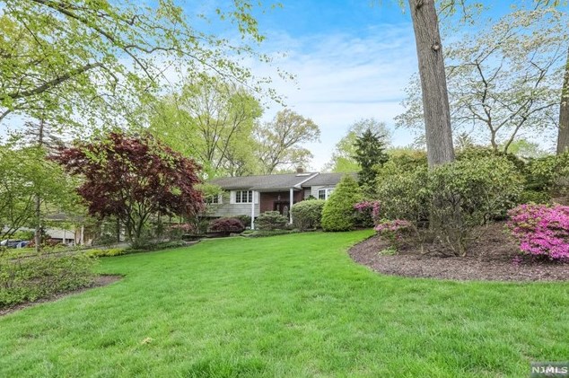 701 Hillcrest Rd, Westwood, NJ 07676-3808