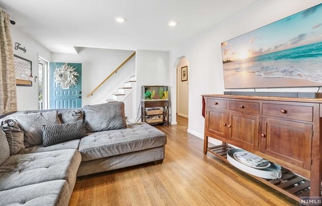 277 Lincoln Blvd, Emerson NJ 07630-1038 exterior