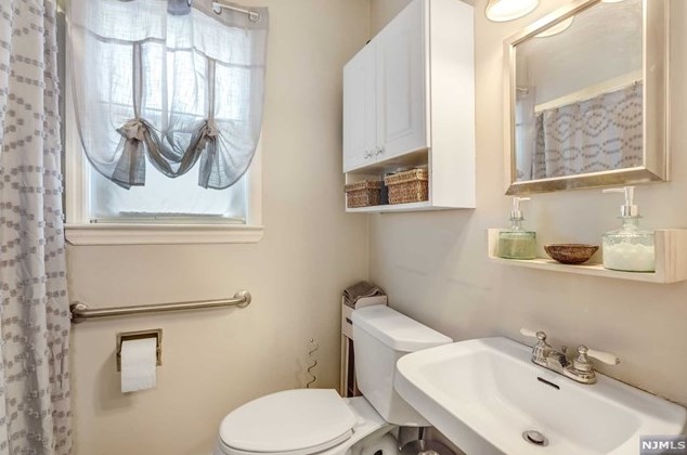 277 Lincoln Blvd, Emerson NJ 07630-1038 exterior