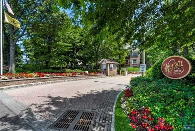 1422 Westgate Dr, West Fort Lee, NJ 07024-2170