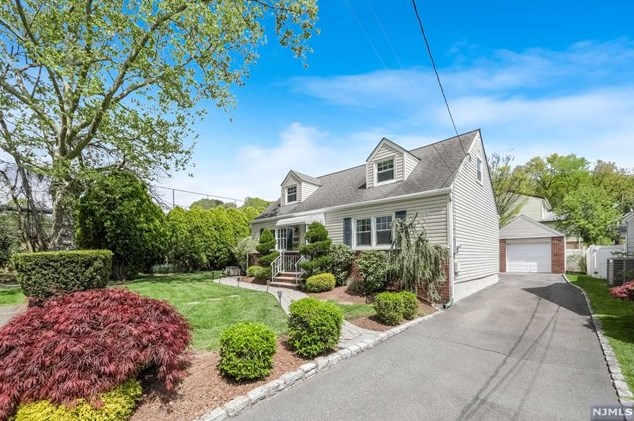 659 Howard St, Teaneck, NJ 07666-5329