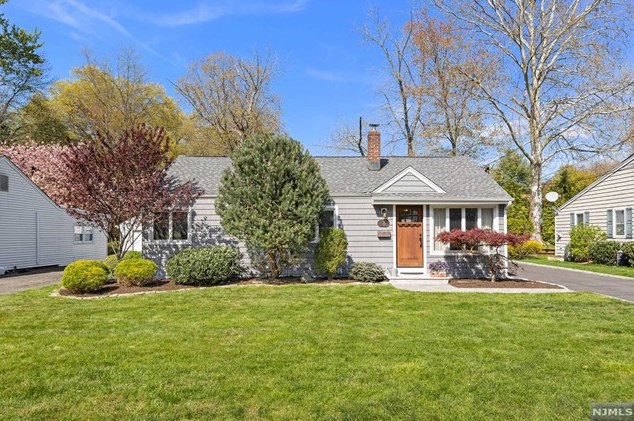 33 Delmar Ave, Cresskill, NJ 07626-1501