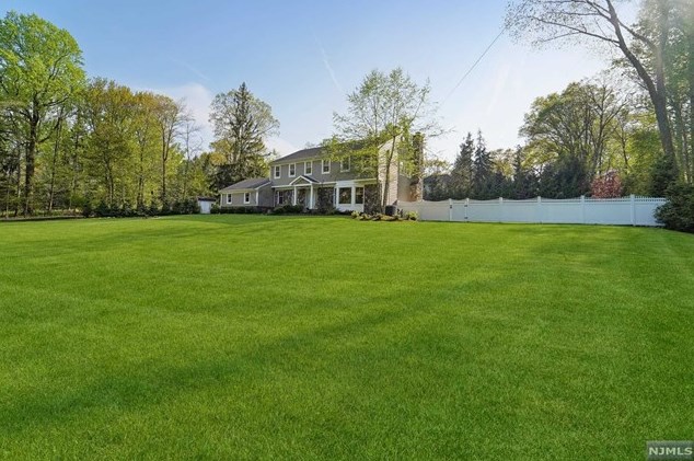 5 White Oak Ct, Montvale, NJ 07645