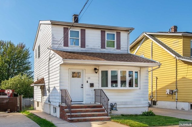 13 Pine St, Lodi, NJ 07644-3403