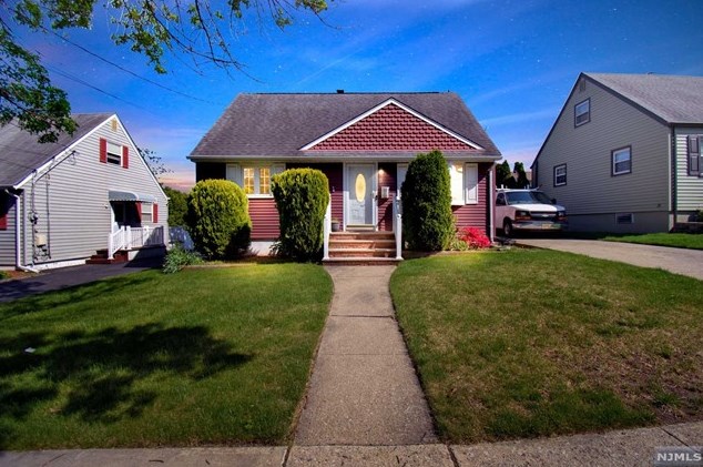 9 Runyon Rd, Clifton, NJ 07013-2710