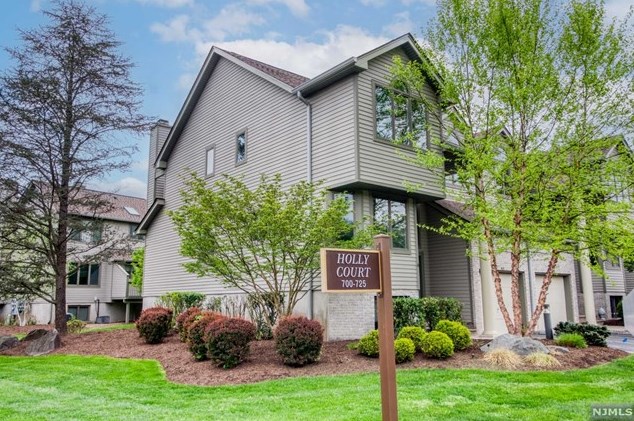 700 Holly Ct, Norwood, NJ 07648-2000