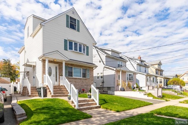 636 Teneyck Ave, Lyndhurst, NJ 07071-3208