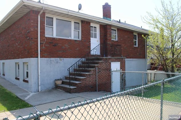205 13th St, Palisades Park, NJ 07650-2006