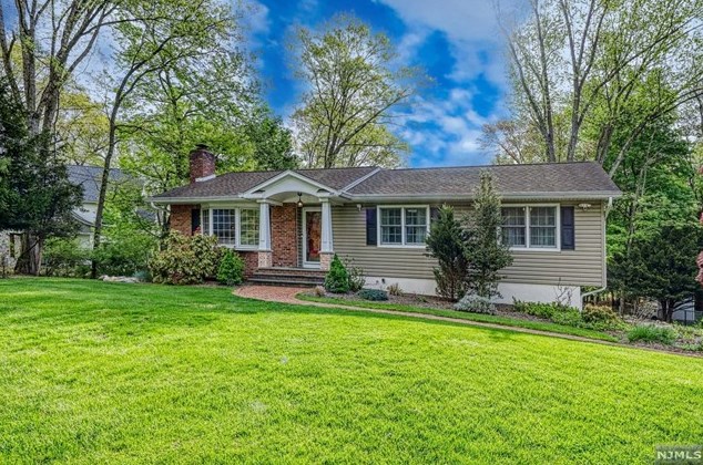 14 Skytop Dr, Mahwah, NJ 07430-3013