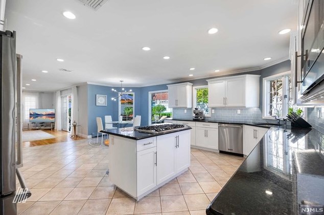 1031 Jassamine Way, West Fort Lee NJ 07024-1524 exterior