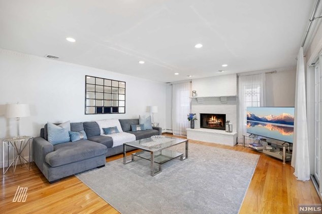 1031 Jassamine Way, West Fort Lee NJ 07024-1524 exterior