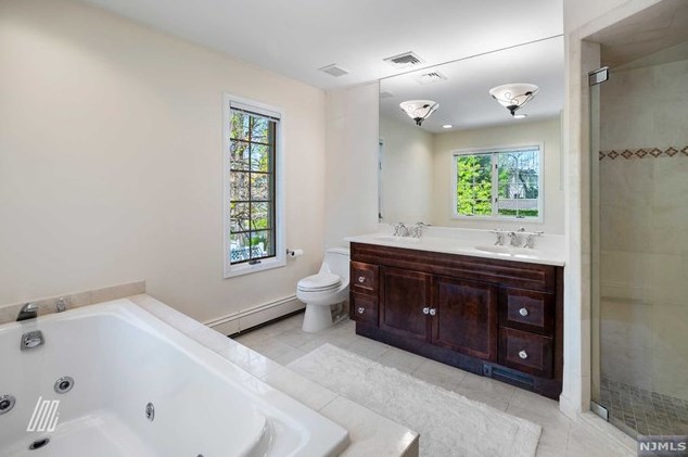 1031 Jassamine Way, West Fort Lee NJ 07024-1524 exterior