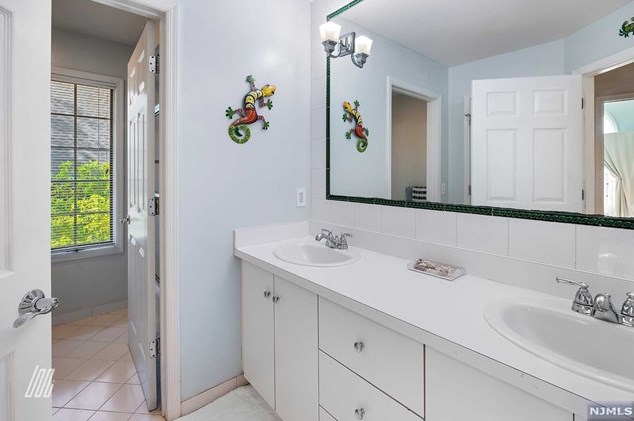 1031 Jassamine Way, West Fort Lee NJ 07024-1524 exterior