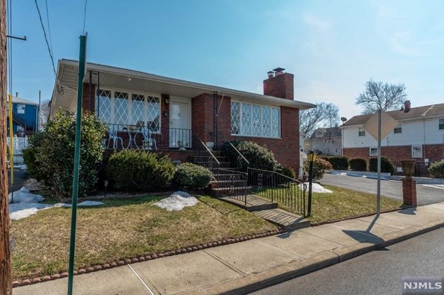 41 Mt Pleasant Ave, West Paterson NJ  07424-2734 exterior