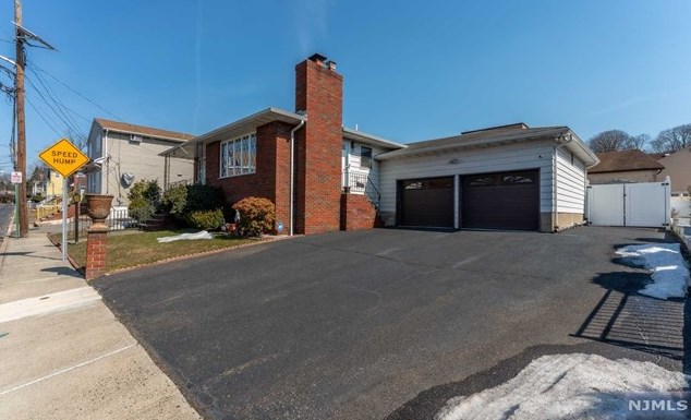 41 Mt Pleasant Ave, West Paterson NJ  07424-2734 exterior