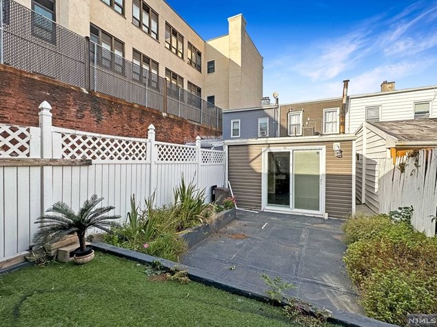 161 St, Union City NJ 07087-5439 exterior