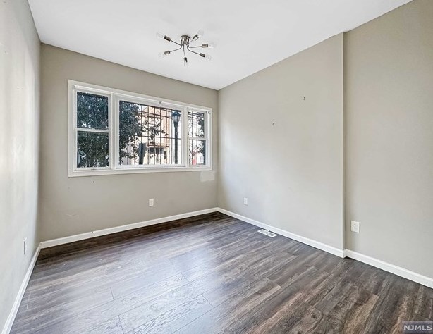 161 St, Union City NJ 07087-5439 exterior