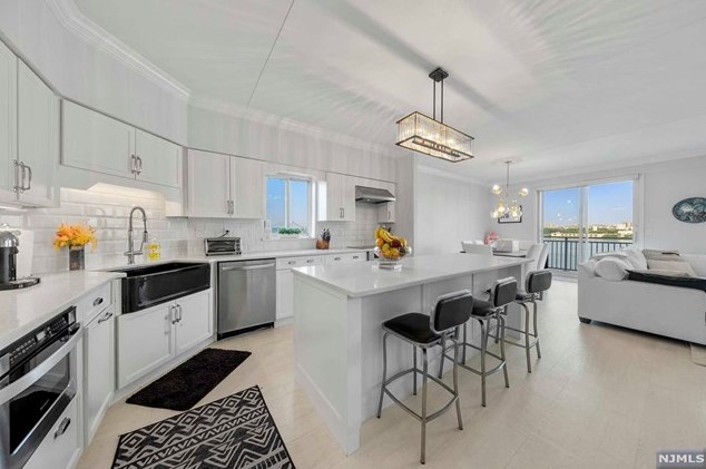 1055 River Rd, Edgewater NJ  07020-1364 exterior