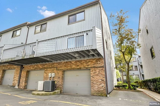 1585 John St, West Fort Lee, NJ 07024-2504