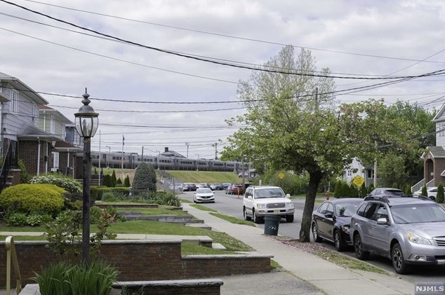 360 New York Ave, Lyndhurst NJ  07071-1430 exterior