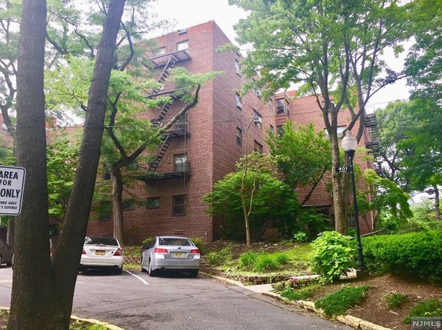 401 Park Pl, West Fort Lee NJ  07024-3702 exterior