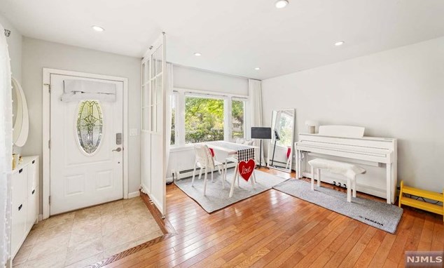 3 Burton Pl, Cresskill, NJ 07626-1005
