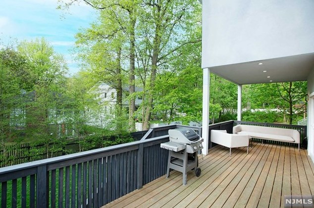 285 Riveredge Rd, Tenafly NJ 07670-1942 exterior