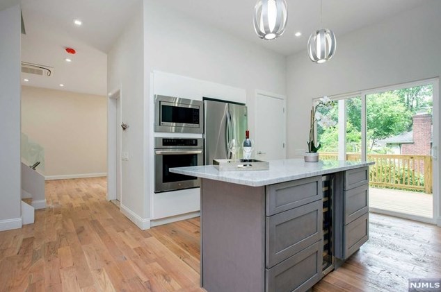 285 Riveredge Rd, Tenafly NJ 07670-1942 exterior