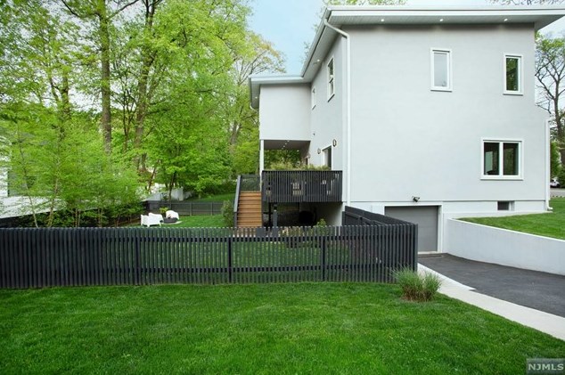 285 Riveredge Rd, Tenafly NJ 07670-1942 exterior