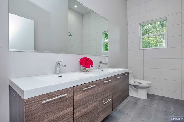 285 Riveredge Rd, Tenafly NJ 07670-1942 exterior