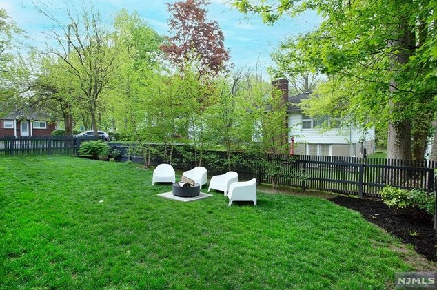 285 Riveredge Rd, Tenafly NJ 07670-1942 exterior