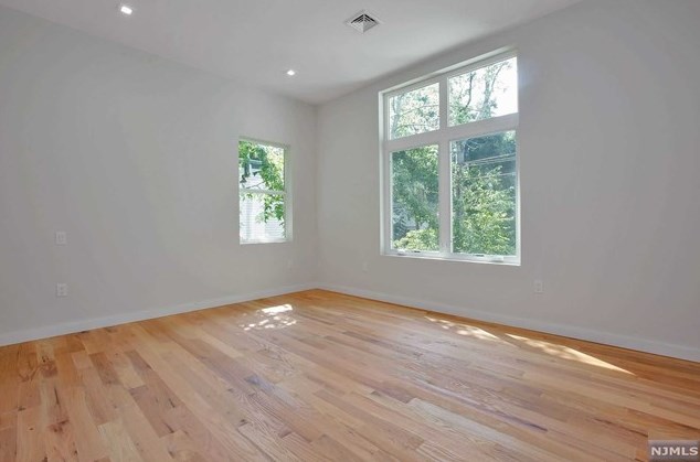 285 Riveredge Rd, Tenafly NJ 07670-1942 exterior