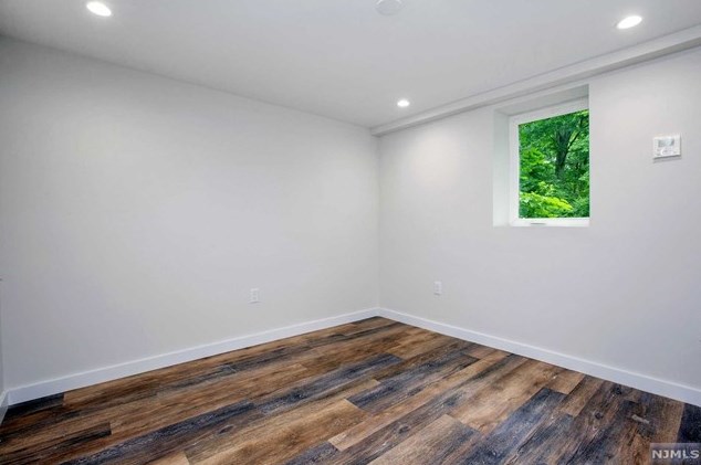 285 Riveredge Rd, Tenafly NJ 07670-1942 exterior