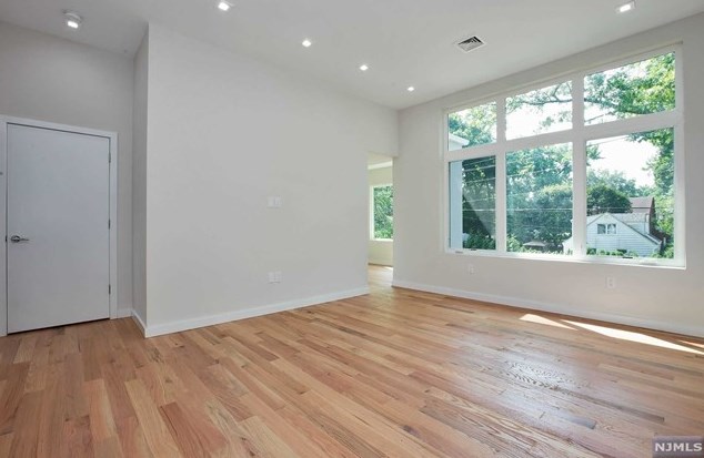 285 Riveredge Rd, Tenafly NJ 07670-1942 exterior