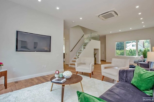 285 Riveredge Rd, Tenafly, NJ 07670
