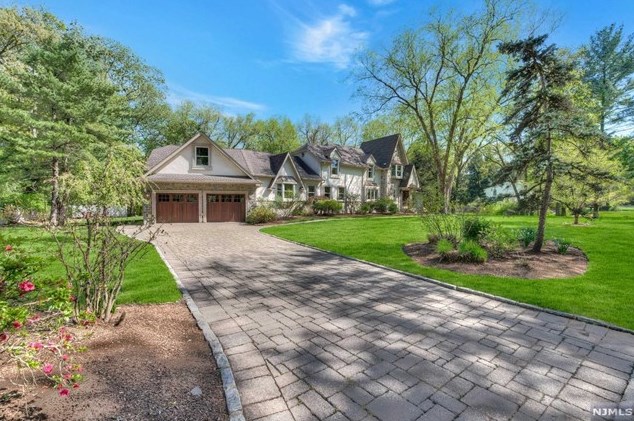 867 Woodfield Rd, Franklin Lakes, NJ 07417-1122
