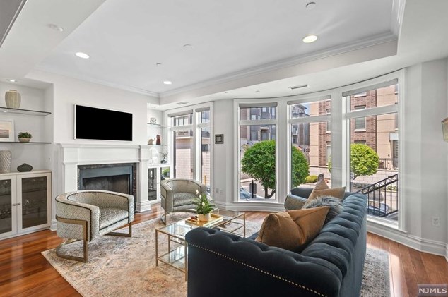 3 Oxford Lndg, Union City, NJ 07086-6651