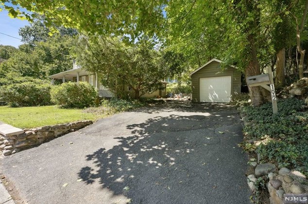 192 Pascack Rd, Park Ridge NJ 07656-1174 exterior