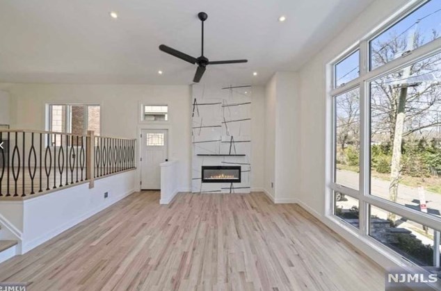 520 6th St, Palisades Park, NJ 07650-3105