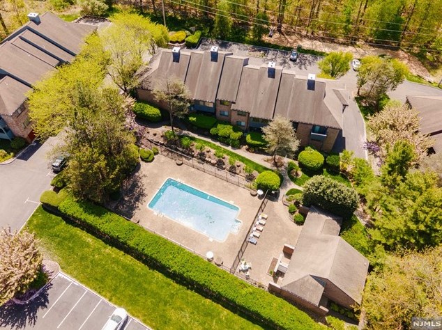 156 Indian Hollow Ct, Mahwah, NJ 07430-2275