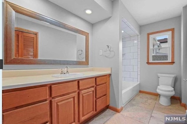444 Thomas Ave, Lyndhurst NJ  07071-3155 exterior