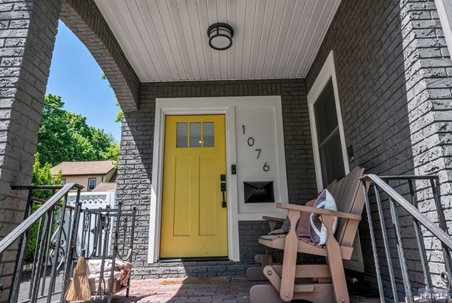 1076 Stasia St, Teaneck, NJ 07666