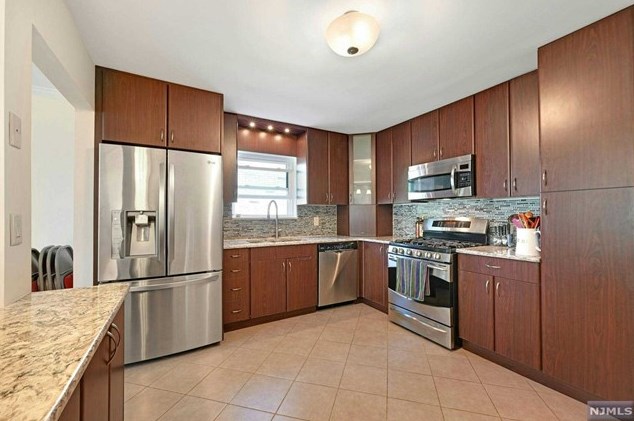 263 Moore St, West Fort Lee, NJ 07024-4009