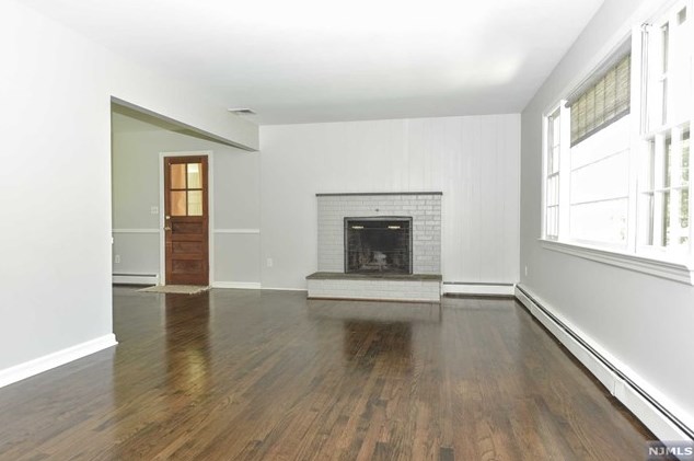 321 Meadowbrook Rd, Wyckoff, NJ 07481