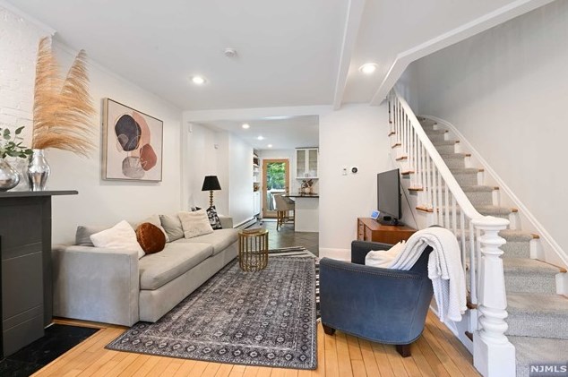 260 5th St, Jersey City, NJ 07302-2404