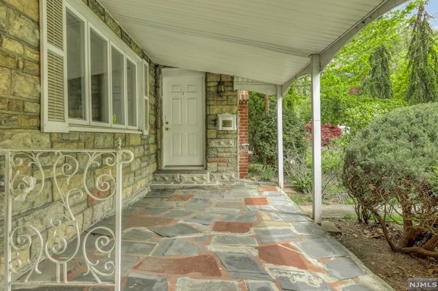 208 Warwick Ln, Leonia, NJ 07605