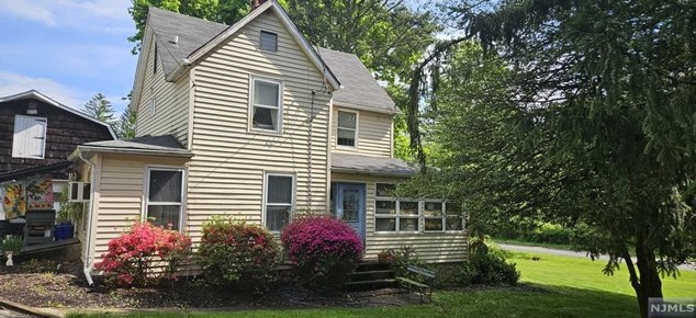 279 Miller Rd, Mahwah, NJ 07430-1422