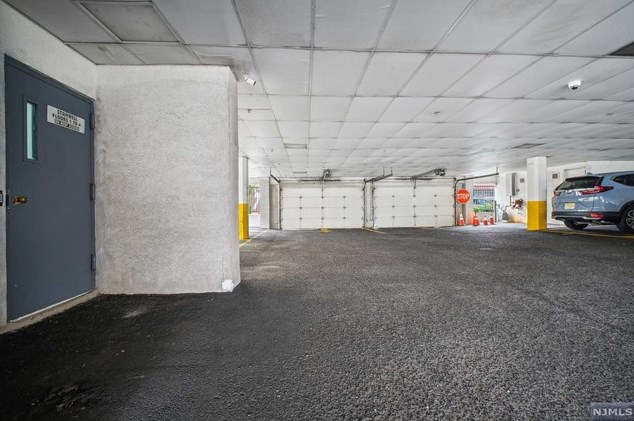 320 Anderson Ave, Fairview NJ  07022-1400 exterior