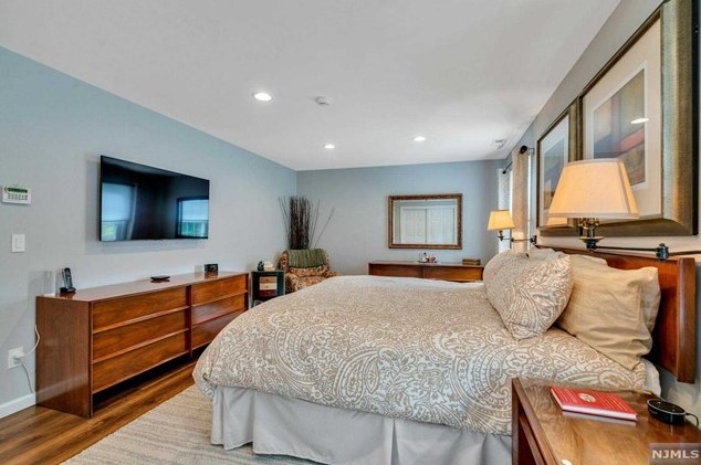 44 Allison Way, Emerson NJ 07630-1829 exterior